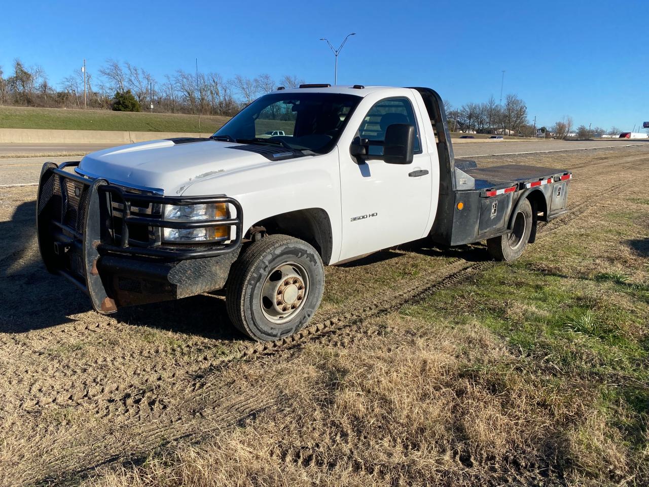 Image 2 of 2013 CHEVROLET SILVERADO K3500 2013 with VIN 1GB3KZC81DF185812