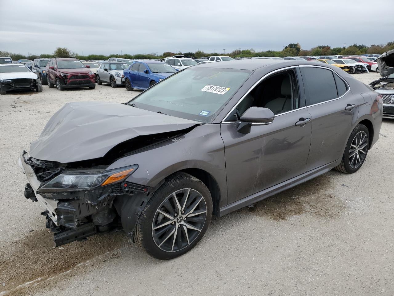 Изображение 1 2022 TOYOTA CAMRY SE 2022 с VIN 4T1G11AK1NU690063