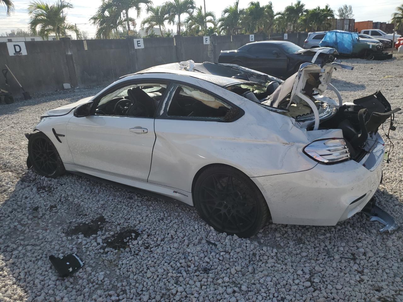 Obraz 2 z 2017 BMW M4  2017 z VIN WBS3R9C50HK709549