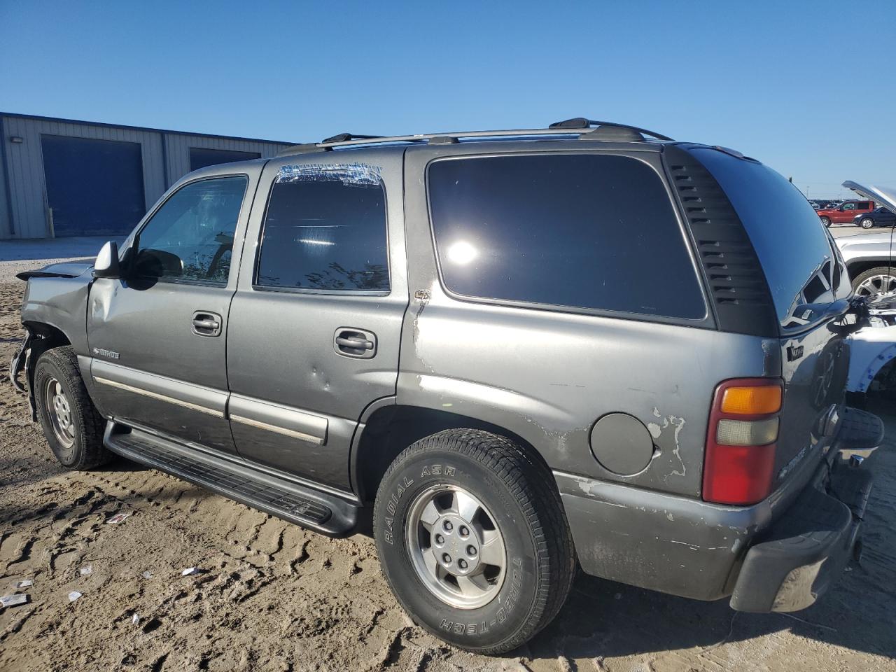 Image 2 of 2000 CHEVROLET TAHOE C1500 2000 with VIN 1GNEC13T1YJ114871