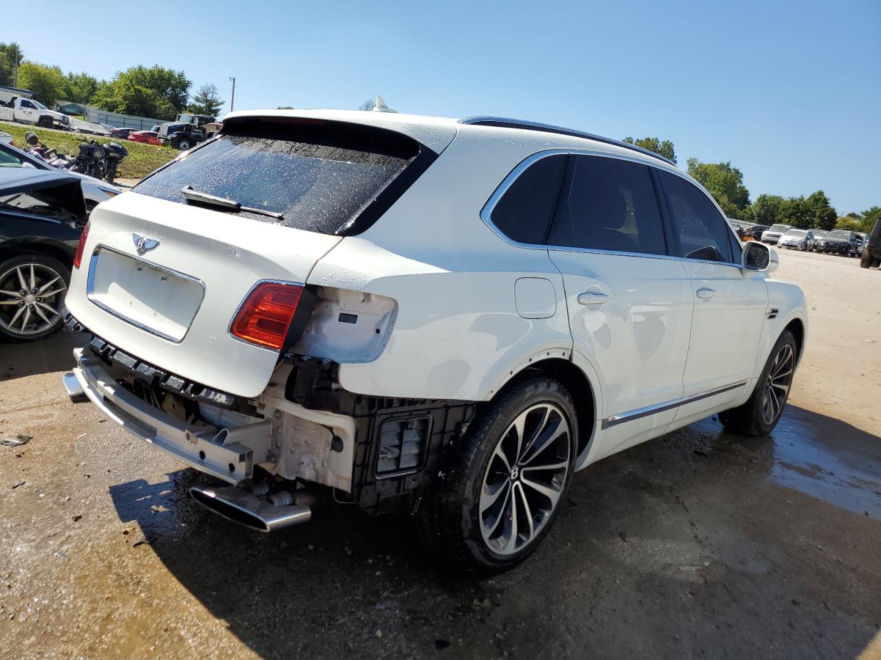 Image 3 of 2017 BENTLEY BENTAYGA  2017 with VIN SJAAC2ZV0HC013896