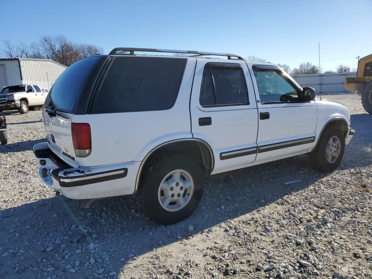Image 3 of 1999 CHEVROLET BLAZER  1999 with VIN 1GNDT13W6X2233854