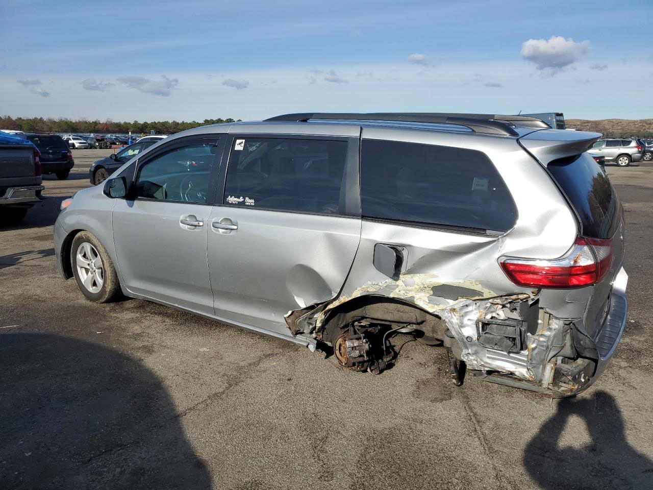 Изображение 2 2015 TOYOTA SIENNA LE 2015 с VIN 5TDKK3DC1FS555893