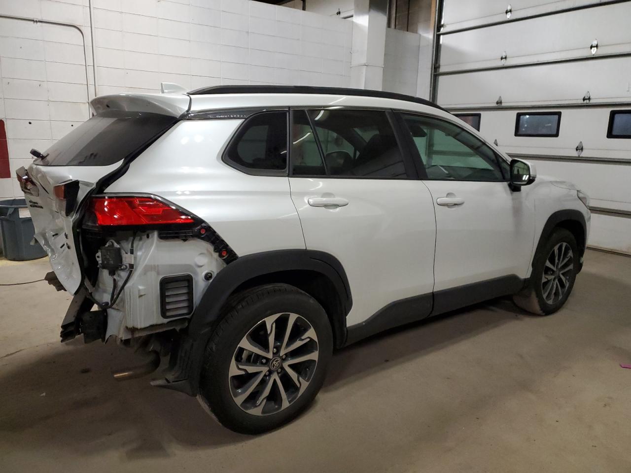 Image 3 of 2022 TOYOTA COROLLA CROSS XLE 2022 with VIN 7MUDAABG2NV002289