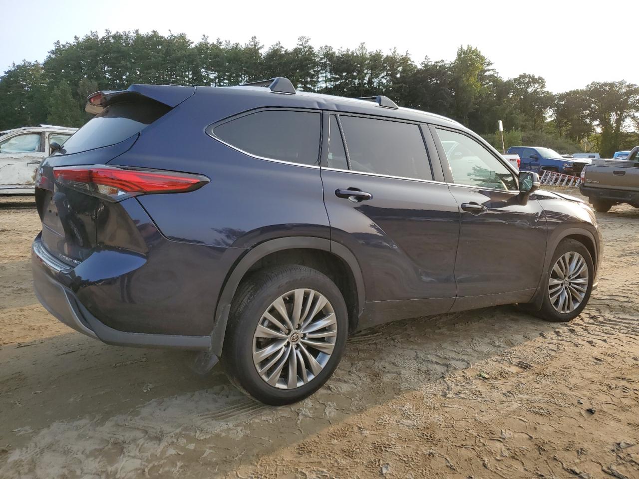 Изображение 3 2022 TOYOTA HIGHLANDER PLATINUM 2022 с VIN 5TDFZRBH3NS249565