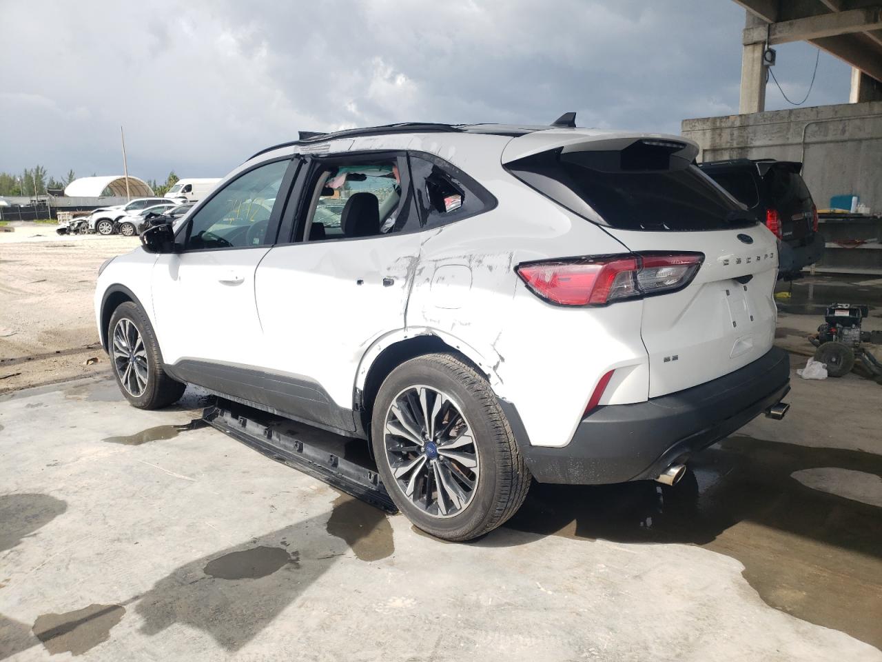 Image 2 of 2022 FORD ESCAPE SE 2022 with VIN 1FMCU0G65NUA43238