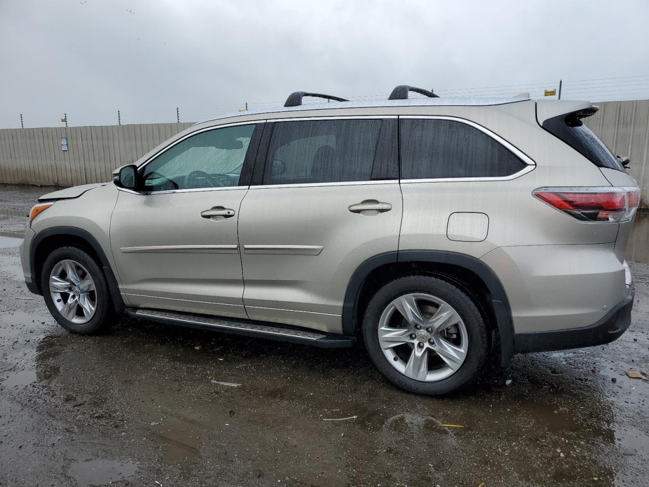 Image 2 of 2015 TOYOTA HIGHLANDER LIMITED 2015 with VIN 5TDDKRFH3FS099643