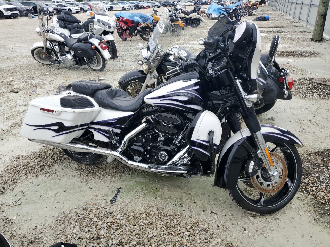 Image 1 of 2016 HARLEY-DAVIDSON FLHXSE CVO STREET GLIDE 2016 with VIN 1HD1PXN15GB962740