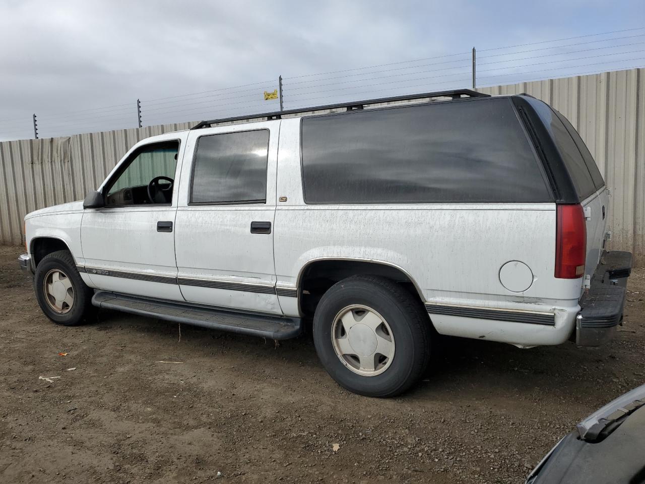 Image 2 of 1998 CHEVROLET SUBURBAN K1500 1998 with VIN 3GNFK16R3WG140197