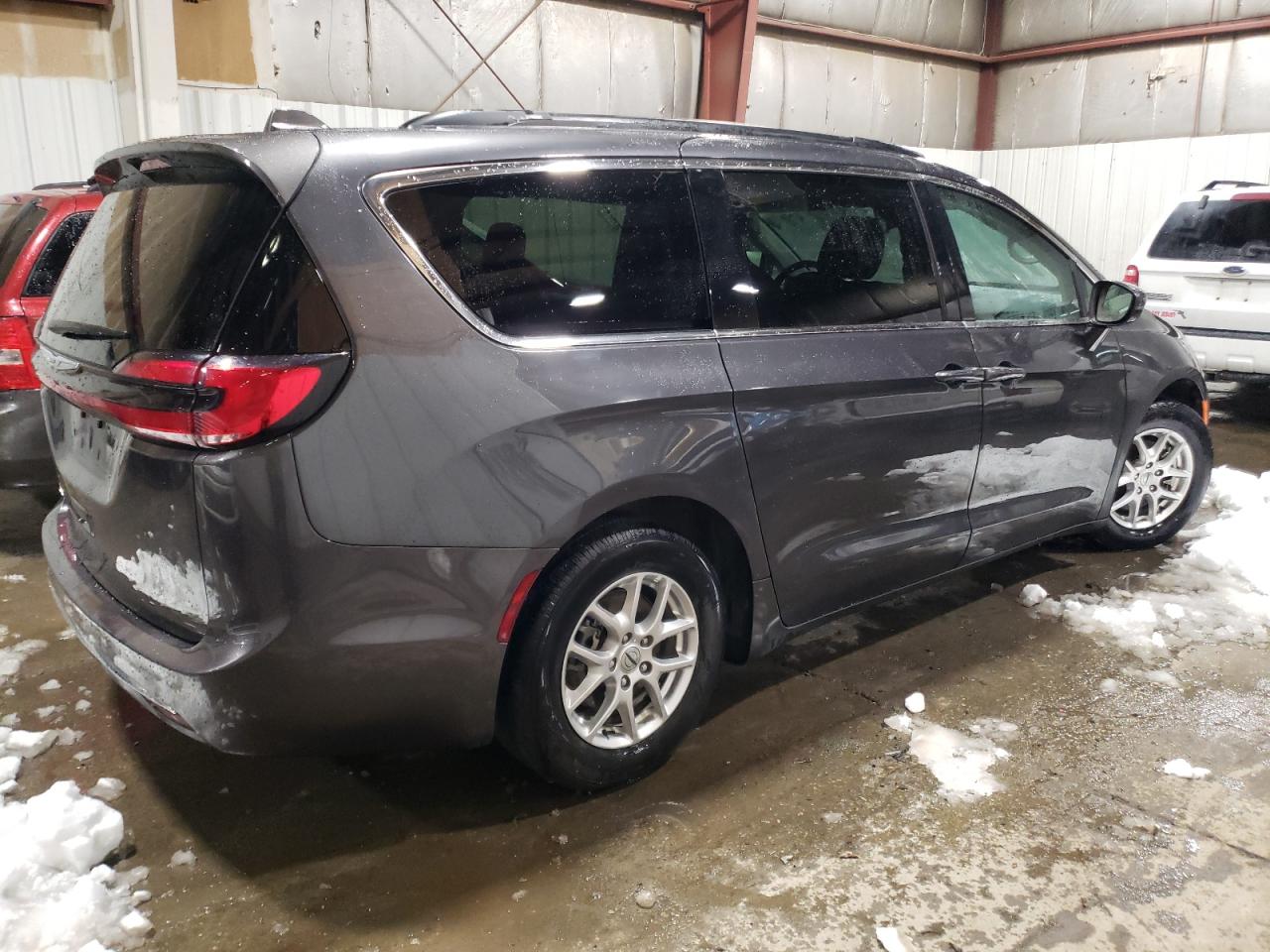 Image 3 of 2022 CHRYSLER PACIFICA TOURING L 2022 with VIN 2C4RC1BG7NR179374