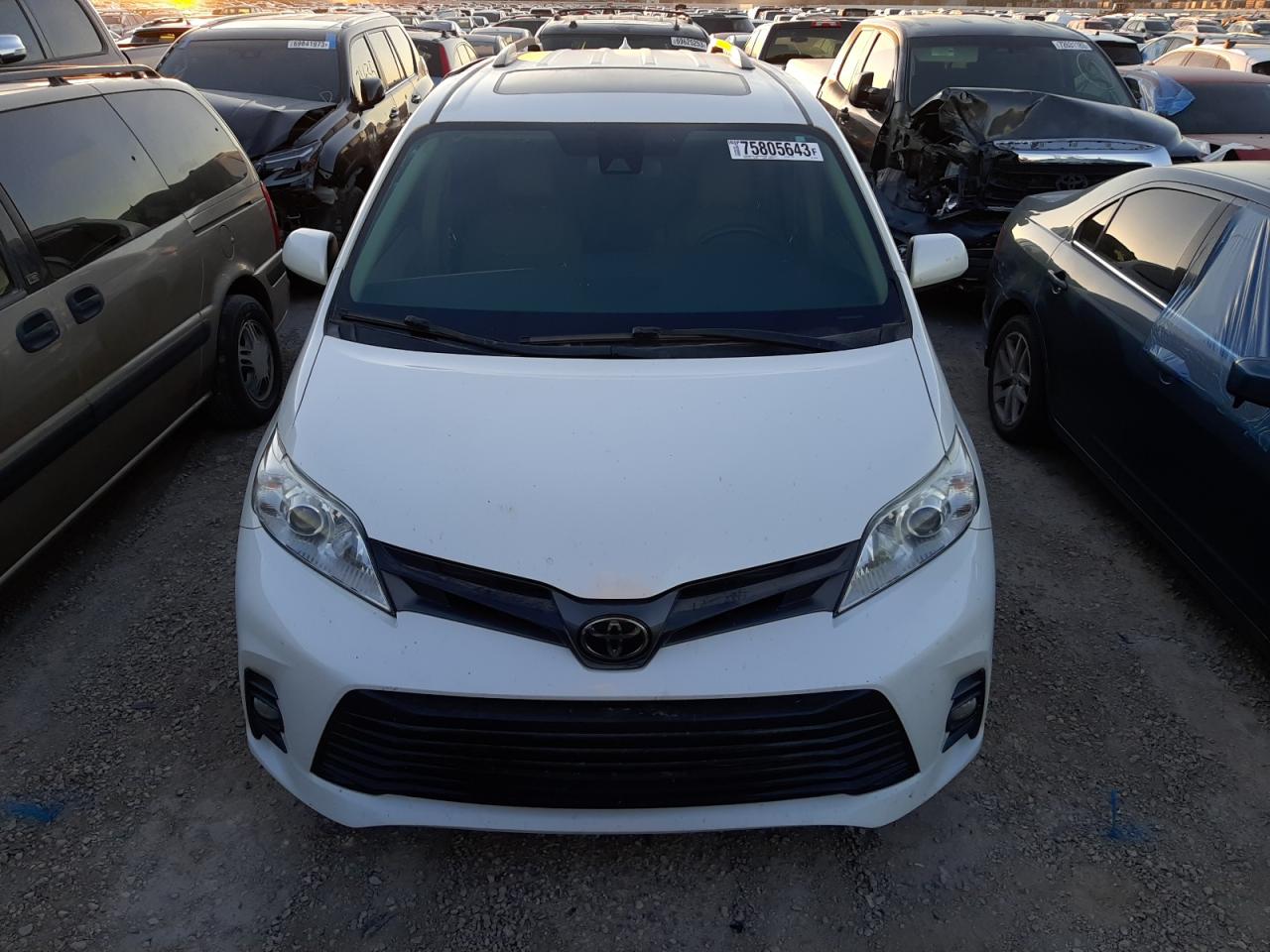 Image 3 of 2018 TOYOTA SIENNA XLE 2018 with VIN 5TDDZ3DC0JS206740