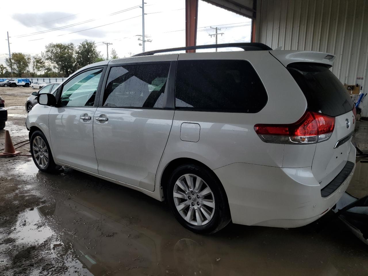 Image 2 of 2013 TOYOTA SIENNA XLE 2013 with VIN 5TDYK3DC6DS316864