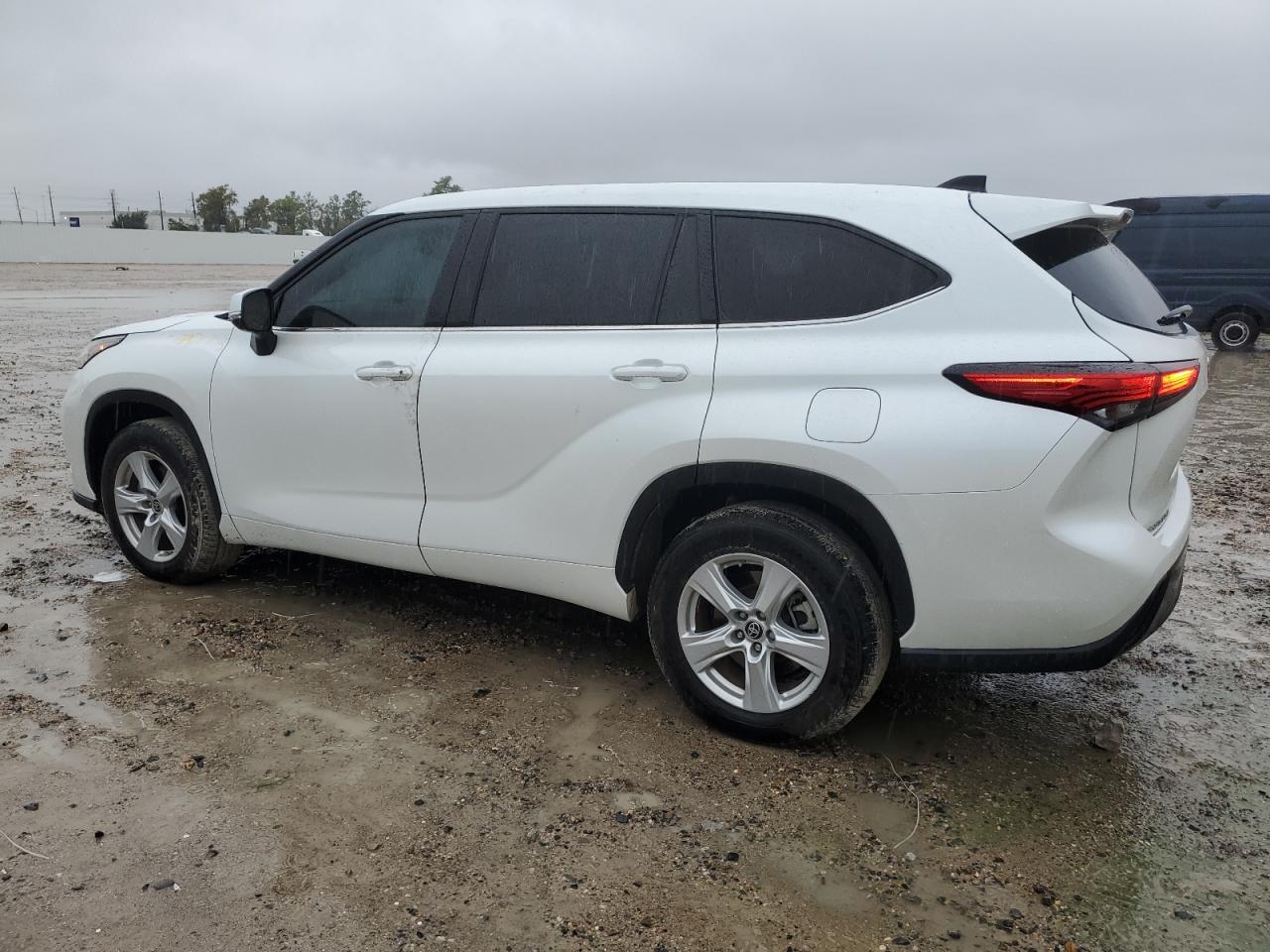 Изображение 2 2022 TOYOTA HIGHLANDER L 2022 с VIN 5TDCZRAH2NS127512