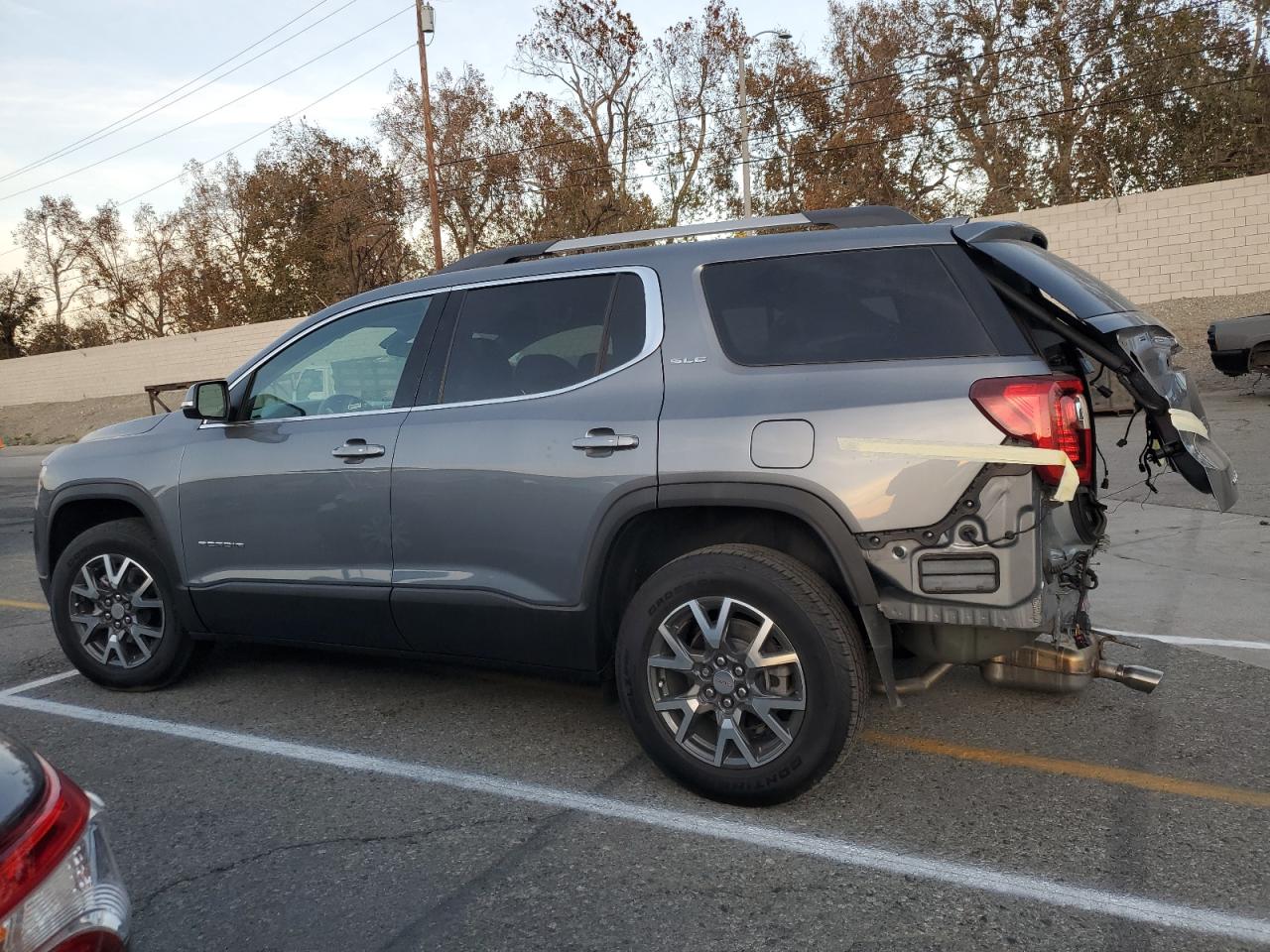 Obraz 2 z 2021 GMC ACADIA SLE 2021 z VIN 1GKKNKLAXMZ163836