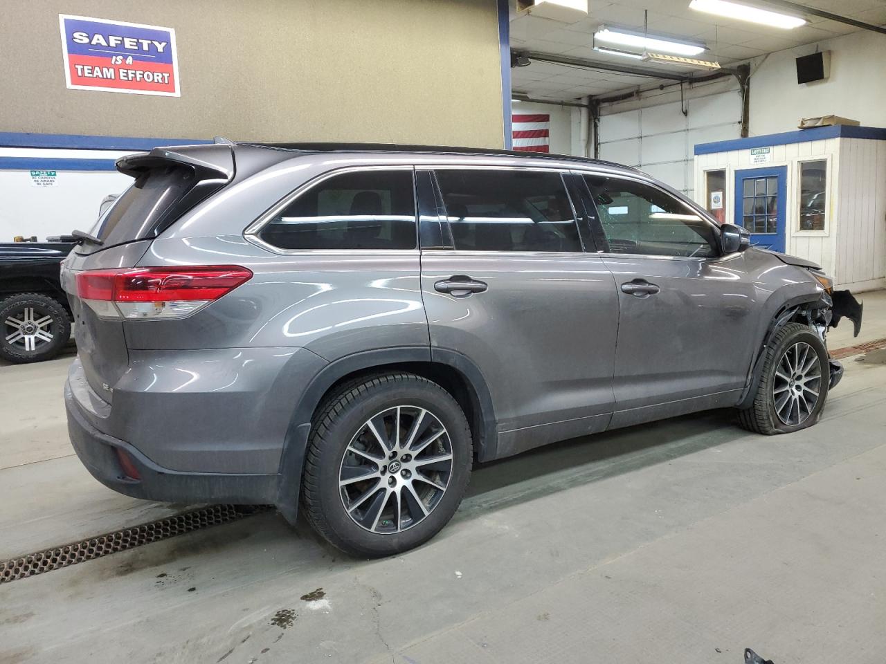 Image 3 of 2018 TOYOTA HIGHLANDER SE 2018 with VIN 5TDJZRFH8JS870024