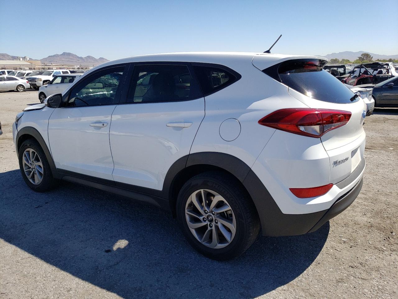 Image 2 of Hyundai Tucson Se 2018 with VIN KM8J23A44JU727813