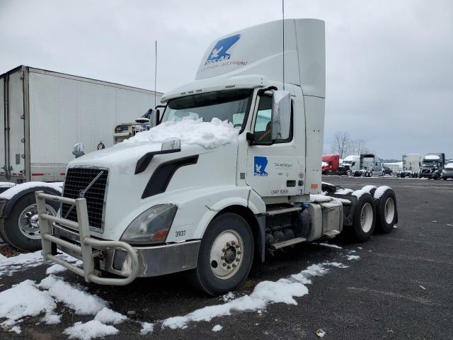 Изображение 2 2017 VOLVO VN VNL 2017 с VIN 4V4NC9EG1HN990599
