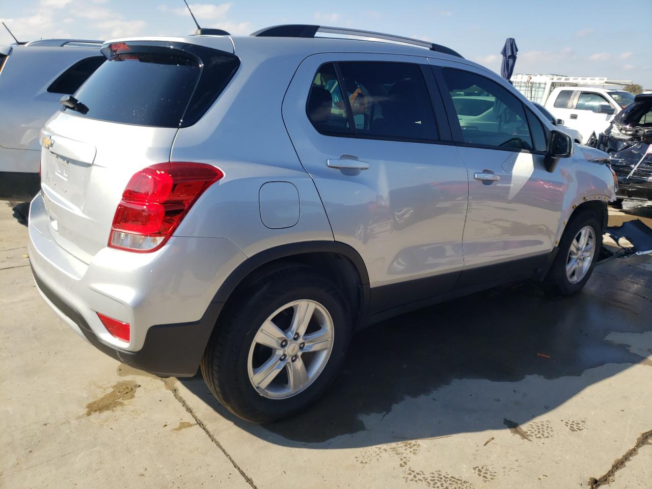 Image 3 of 2021 CHEVROLET TRAX 1LT 2021 with VIN KL7CJLSB6MB341663