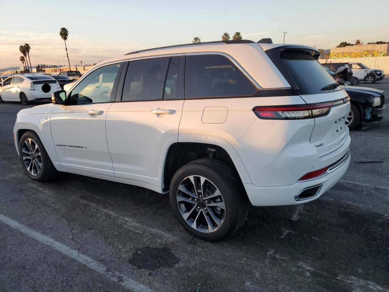 Изображение 2 2023 JEEP GRAND CHEROKEE OVERLAND 4XE 2023 с VIN 1C4RJYD65P8791686