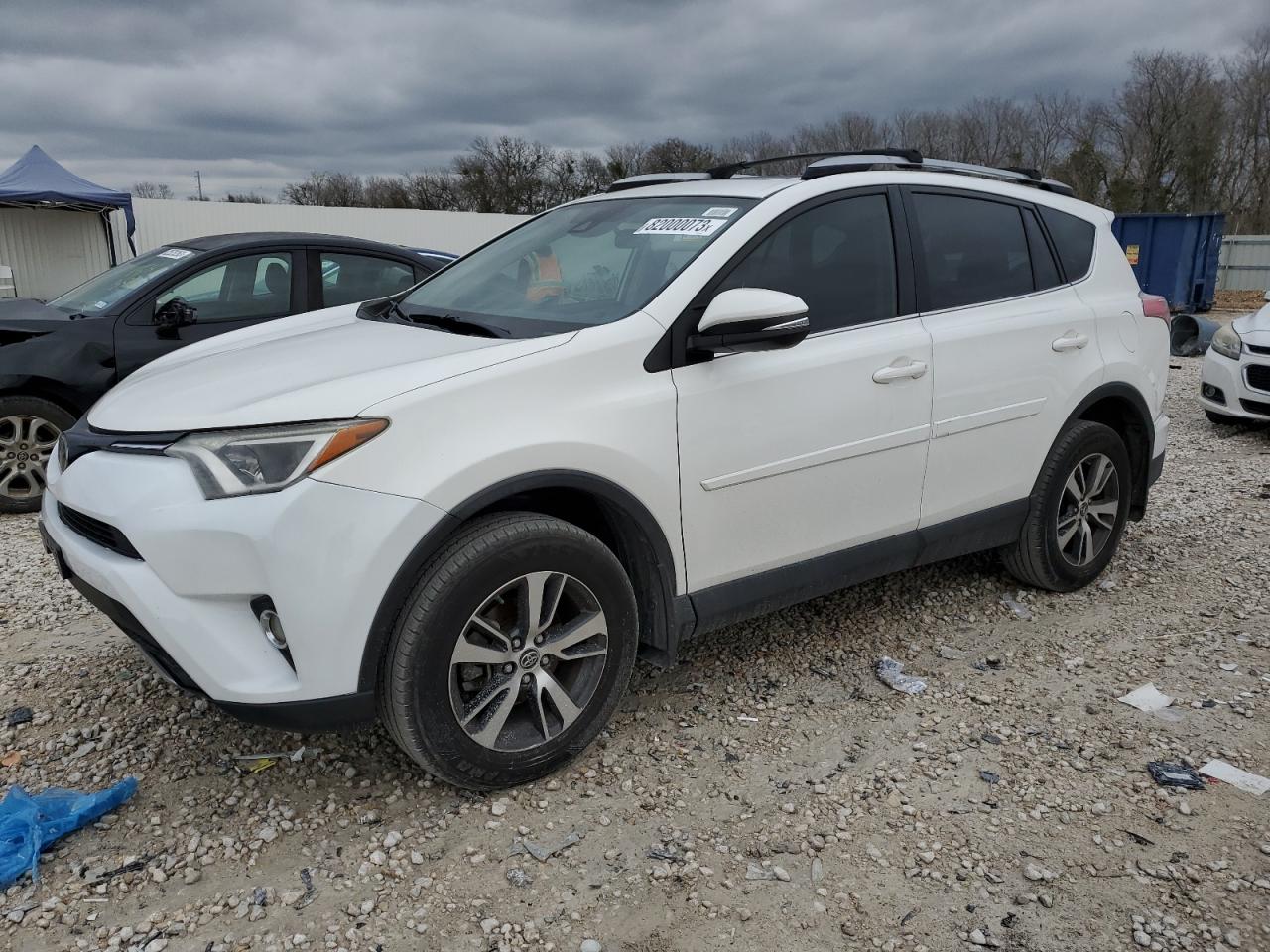 Obraz 1 z 2017 TOYOTA RAV4 XLE 2017 z VIN JTMWFREV7HJ118229