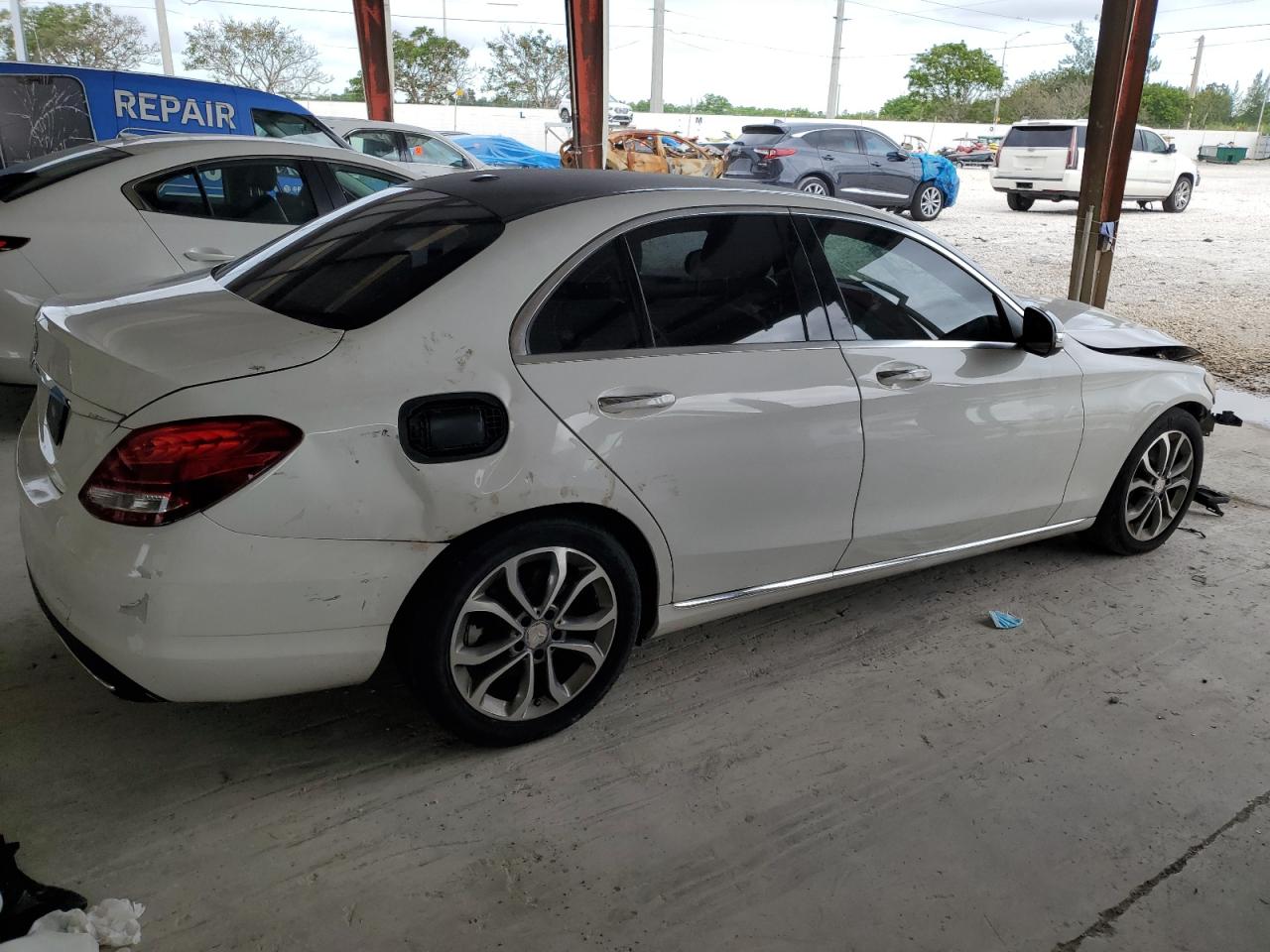 Obraz 3 z 2015 MERCEDES-BENZ C 300 2015 z VIN 55SWF4JB0FU066962