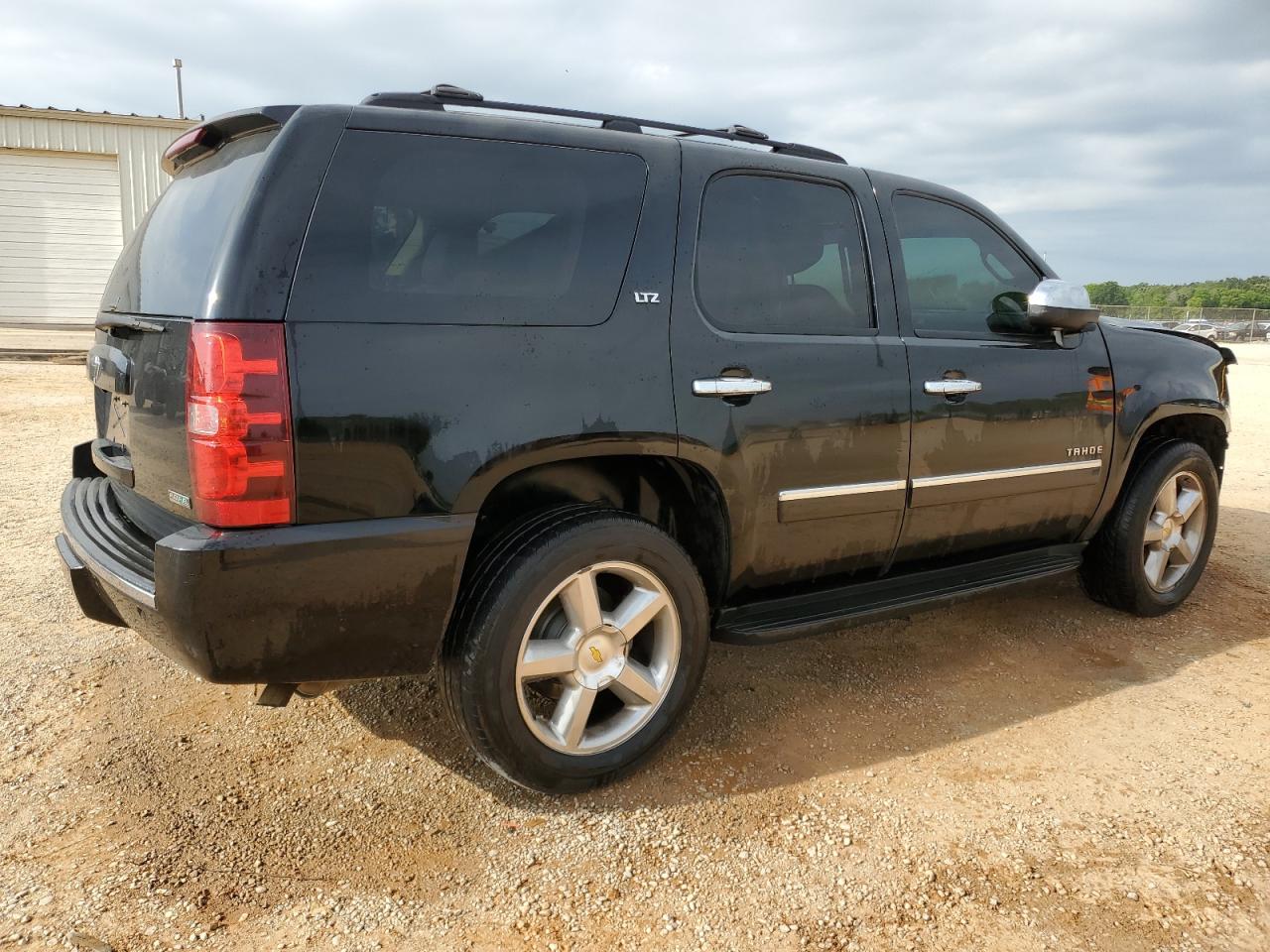 Image 3 of 2011 CHEVROLET TAHOE C1500 LTZ 2011 with VIN 1GNSCCE0XBR315422