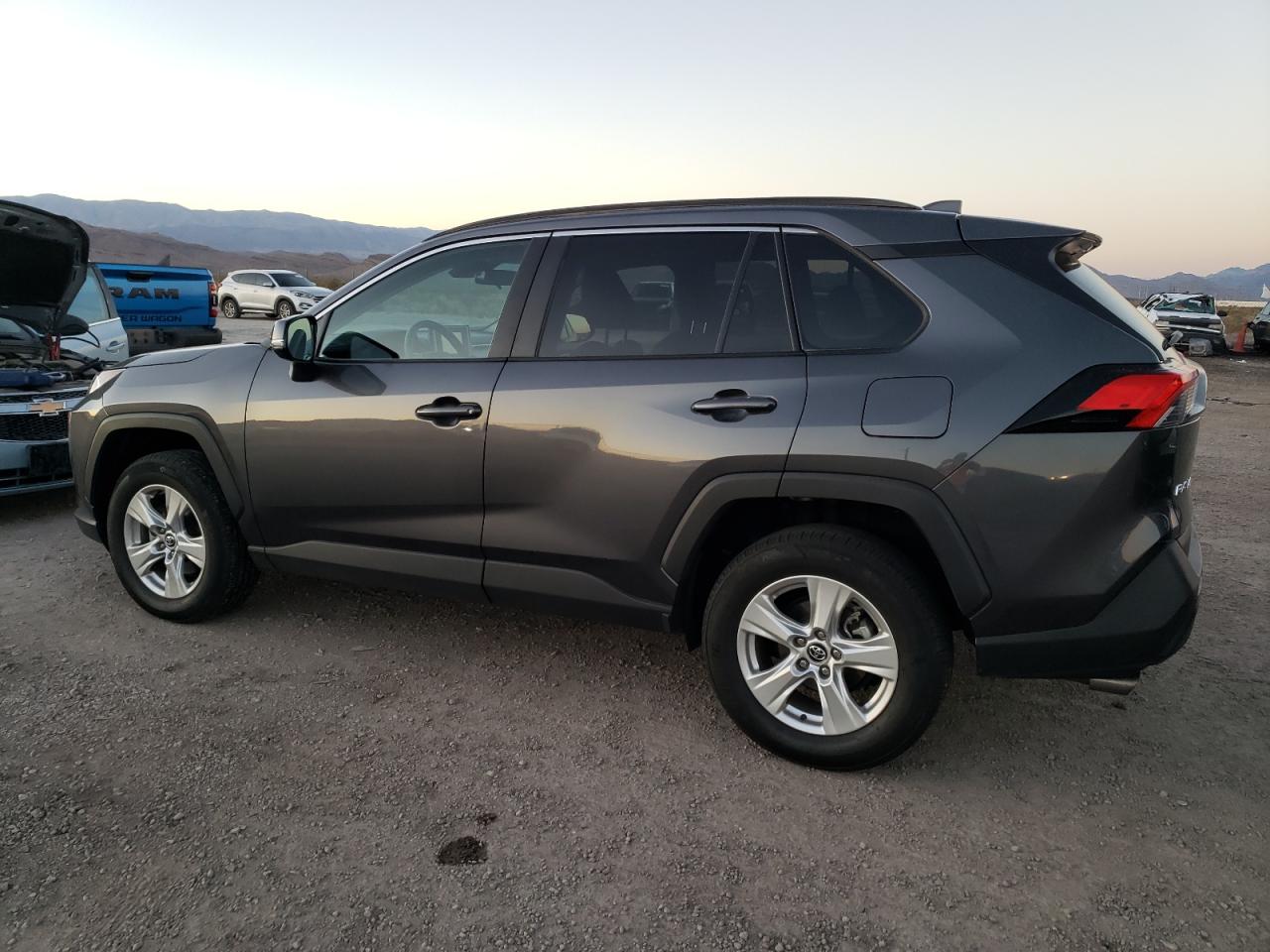 Изображение 2 2020 TOYOTA RAV4 XLE 2020 с VIN 2T3P1RFV8LC093452