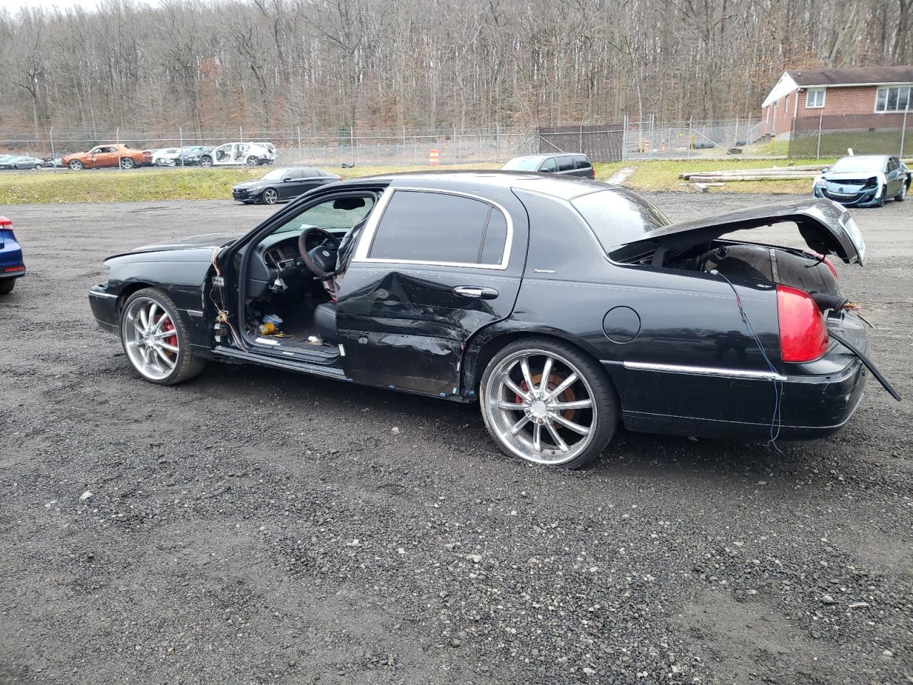 Image 2 of 2004 LINCOLN TOWN CAR EXECUTIVE 2004 with VIN 1LNHM81W54Y601612