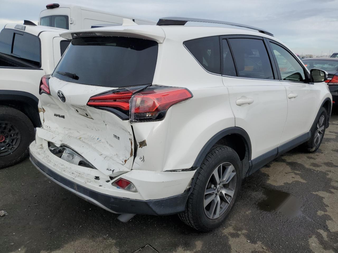 Изображение 3 2017 TOYOTA RAV4 XLE 2017 с VIN JTMWFREV9HJ105157
