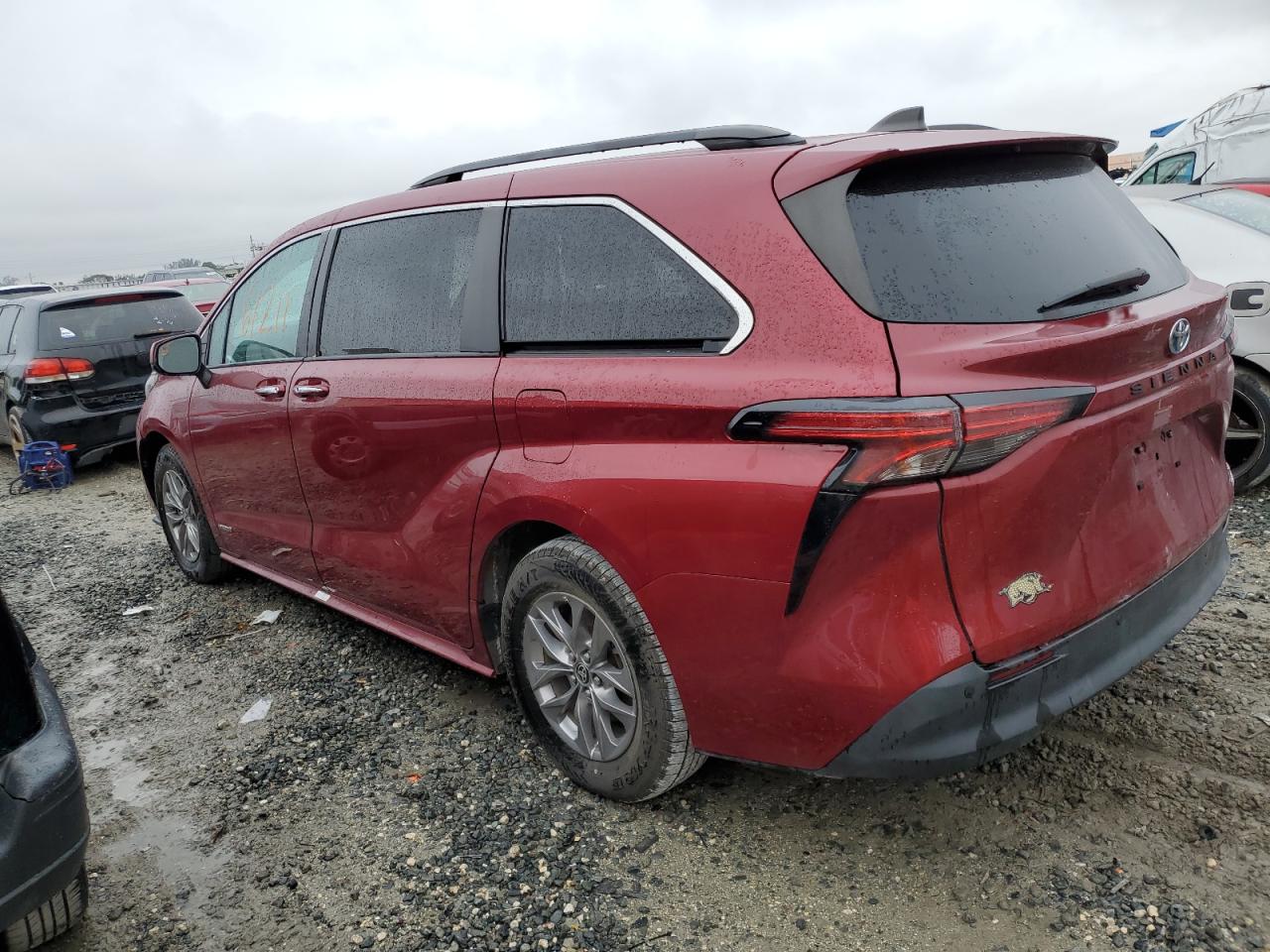 Изображение 2 2021 TOYOTA SIENNA XLE 2021 с VIN 5TDJRKEC3MS011909
