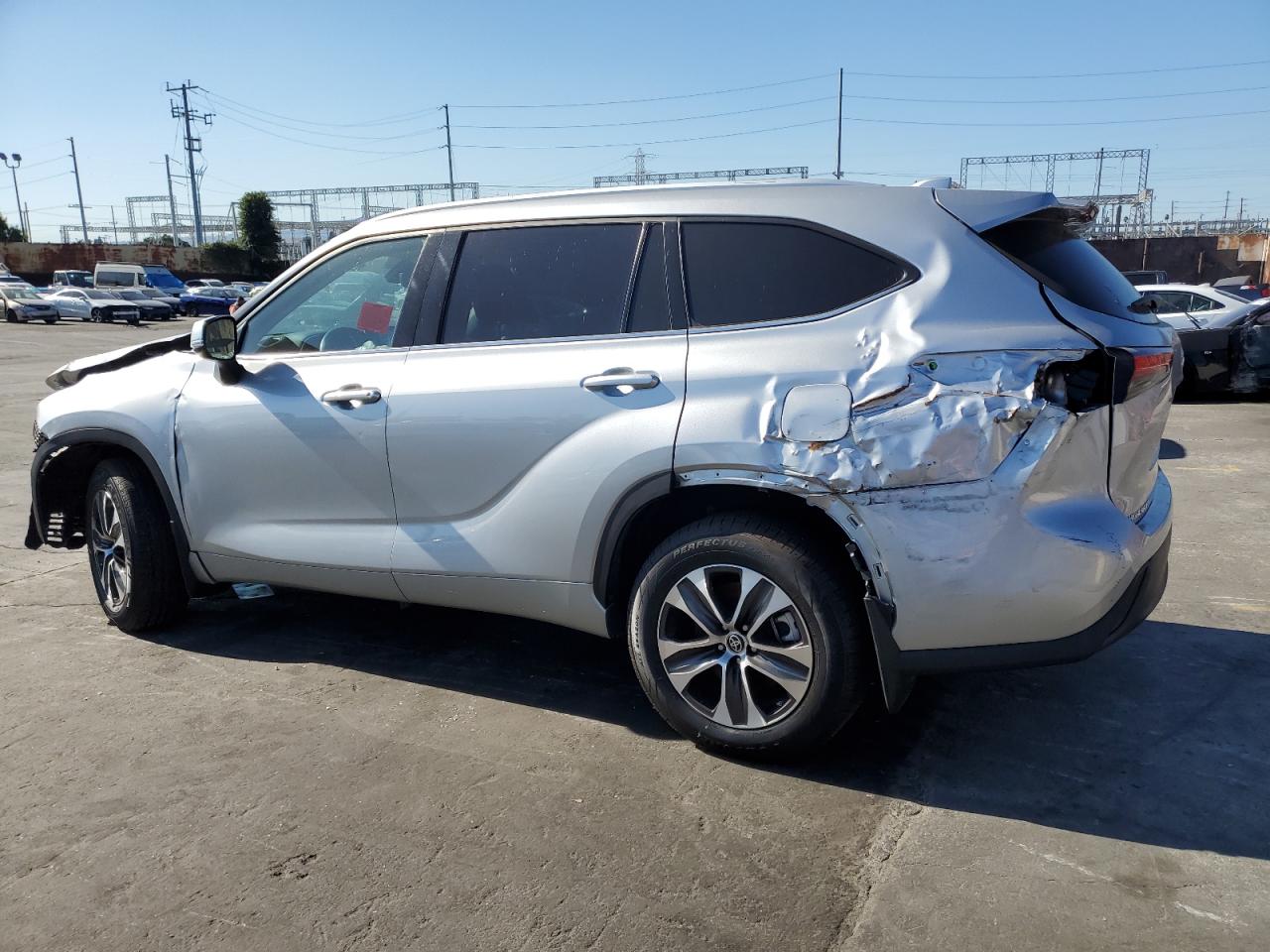 Изображение 2 2022 TOYOTA HIGHLANDER XLE 2022 с VIN 5TDGZRBH0NS201574