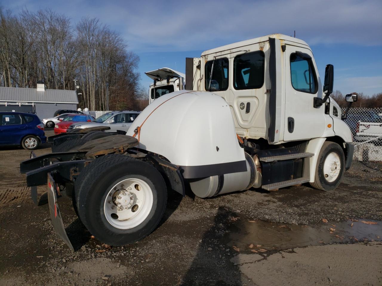 Image 3 of 2016 FREIGHTLINER CASCADIA 113  2016 with VIN 1FUBGAD46GLHD9915