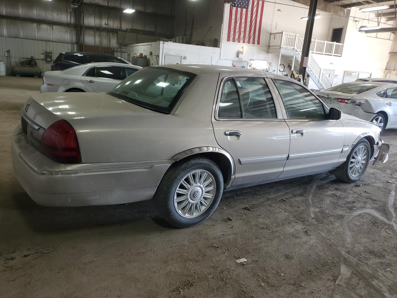 Изображение 3 2011 MERCURY GRAND MARQUIS LS 2011 с VIN 2MEBM7FV7BX602390
