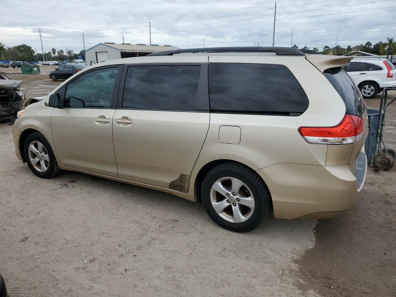 Изображение 2 2013 TOYOTA SIENNA LE 2013 с VIN 5TDKK3DC9DS363988