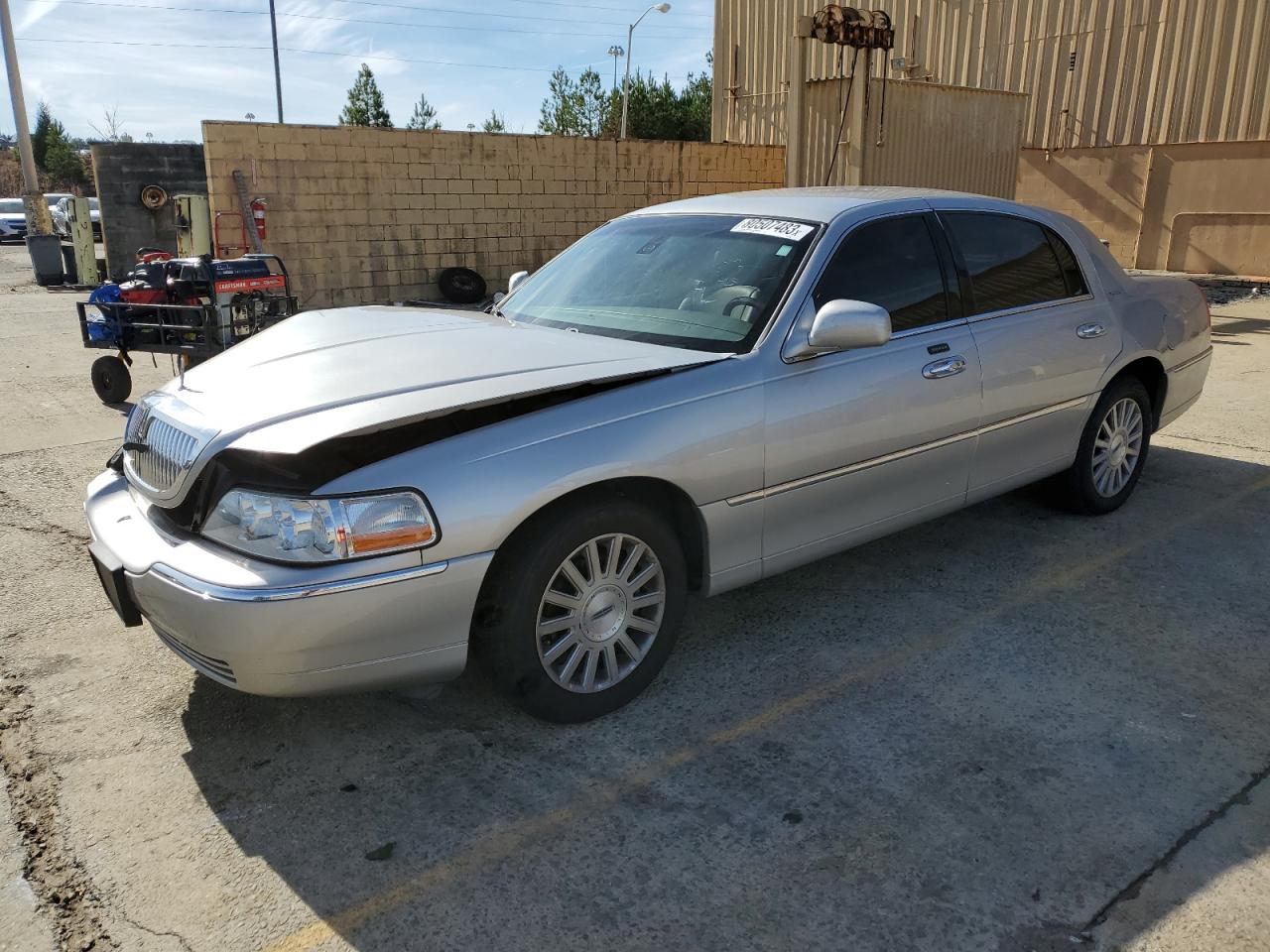 Obraz 1 z 2003 LINCOLN TOWN CAR SIGNATURE 2003 z VIN 1LNHM82W33Y687208