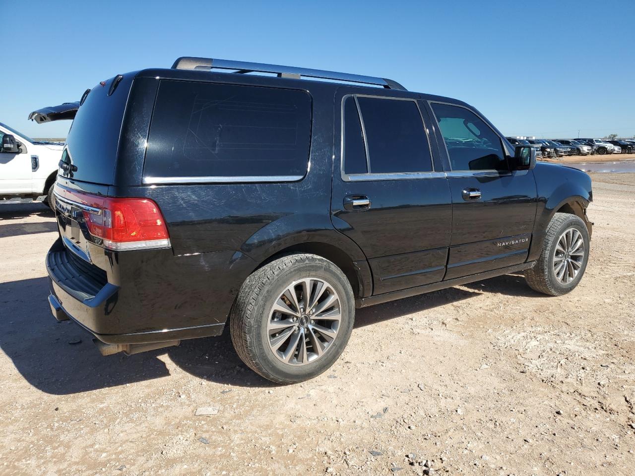 Image 3 of Lincoln Navigator Select 2017 with VIN 5LMJJ2HT8HEL10142