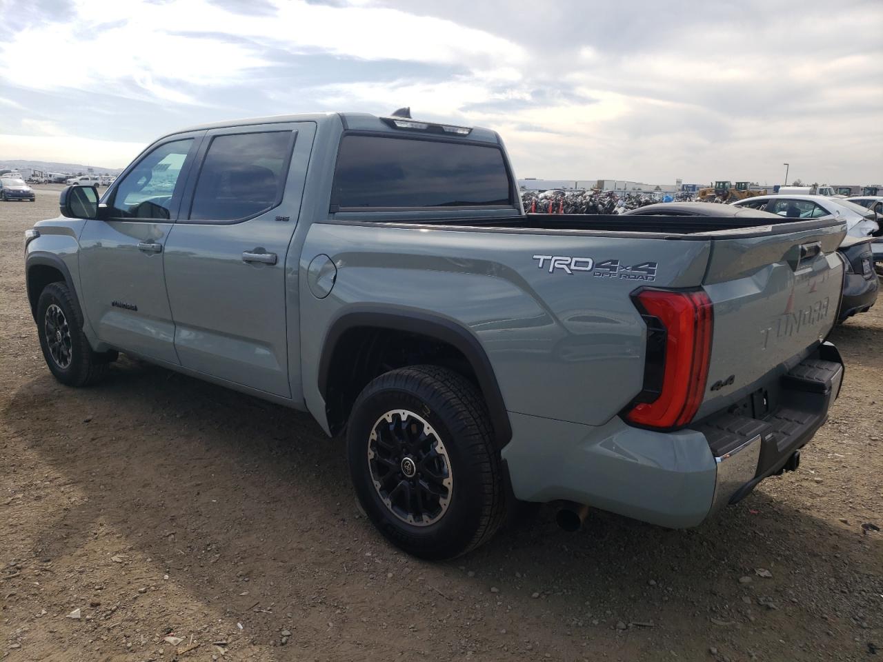 Obraz 2 z 2023 TOYOTA TUNDRA CREWMAX SR 2023 z VIN 5TFLA5DB6PX099413
