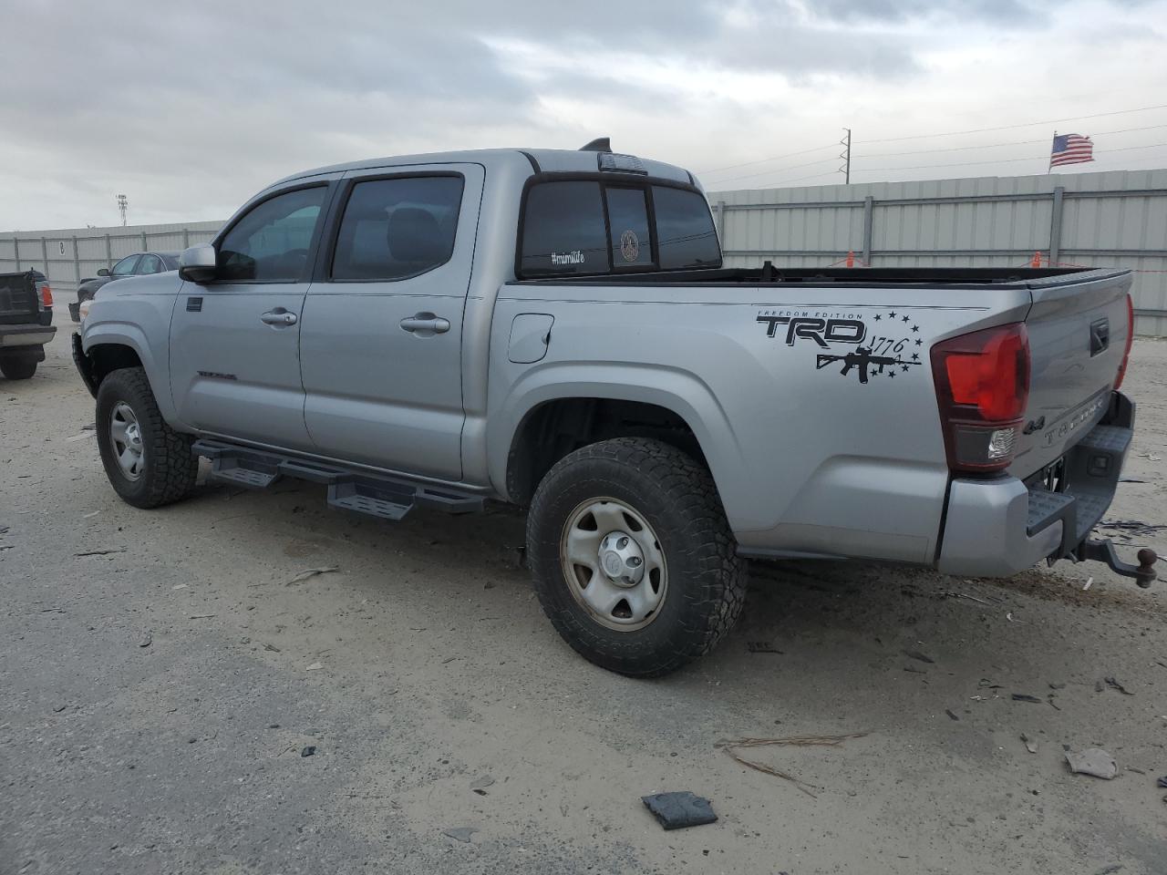 Image 2 of 2018 TOYOTA TACOMA DOUBLE CAB 2018 with VIN 3TMCZ5AN2JM185158