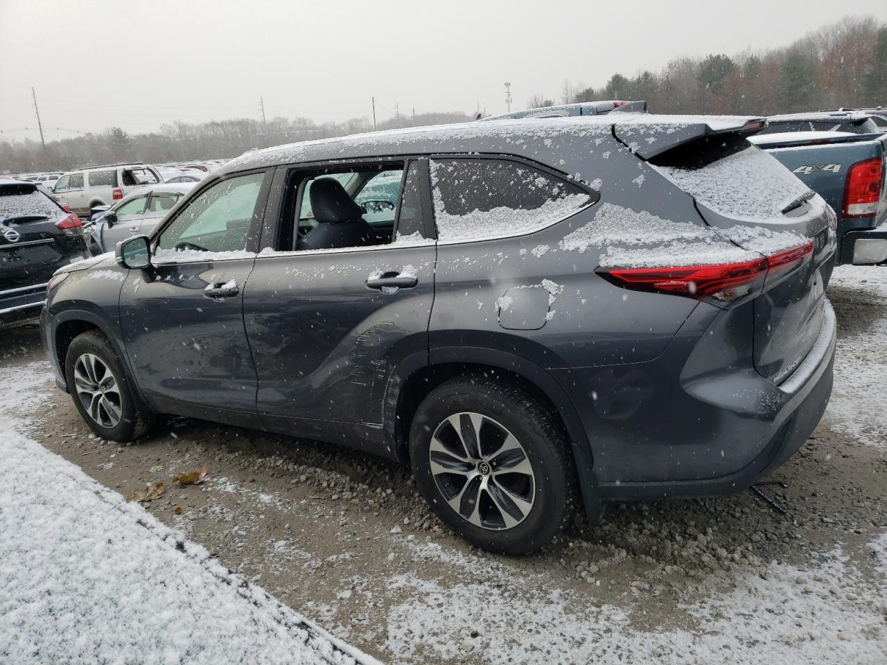 Image 2 of 2020 TOYOTA HIGHLANDER XLE 2020 with VIN 5TDGZRBH8LS006254