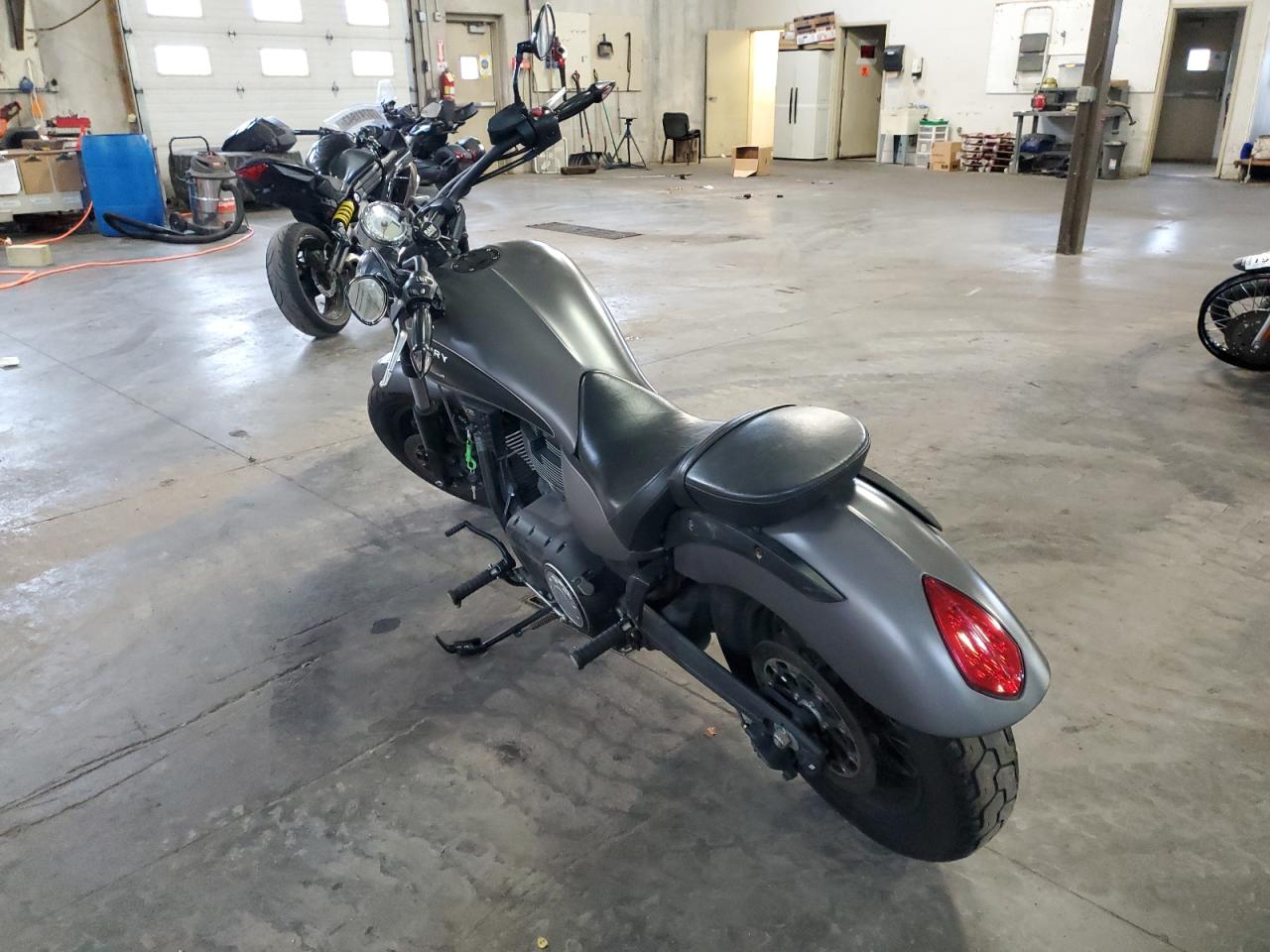 Obraz 3 z 2015 VICTORY MOTORCYCLES GUNNER  2015 z VIN 5VPLB36N9F3034653