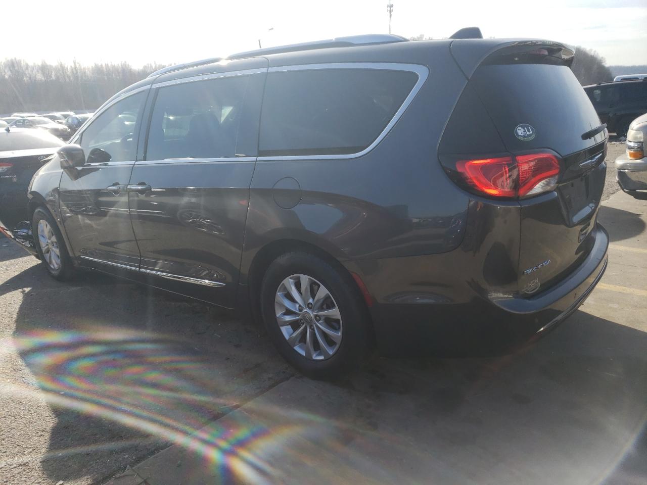 Image 2 of 2018 CHRYSLER PACIFICA TOURING L 2018 with VIN 2C4RC1BG3JR118968
