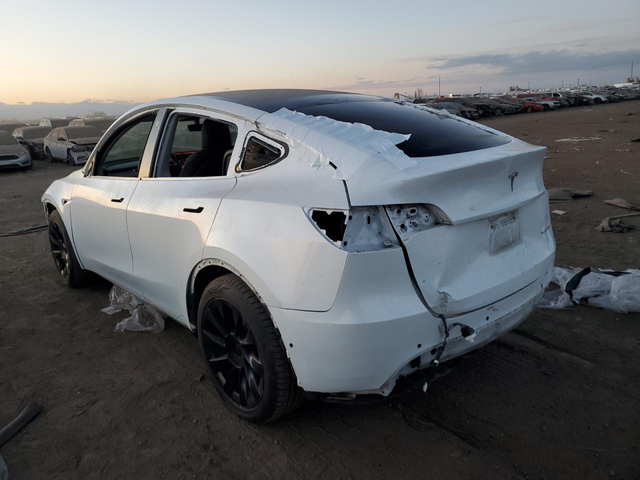 Изображение 2 2021 TESLA MODEL Y  2021 с VIN 5YJYGDEE1MF311387