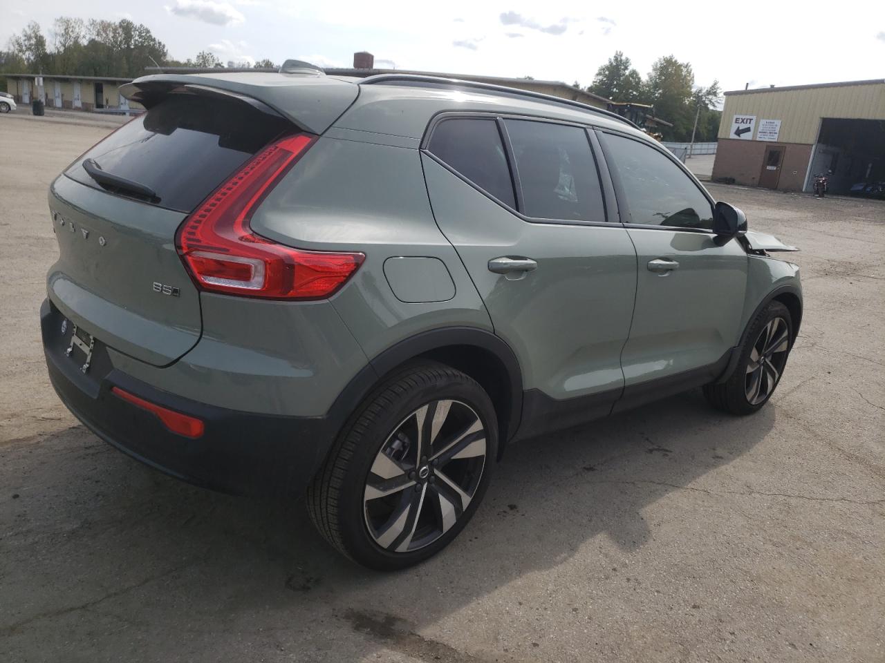 Image 3 of 2023 VOLVO XC40 PLUS 2023 with VIN YV4L12UW2P2025739