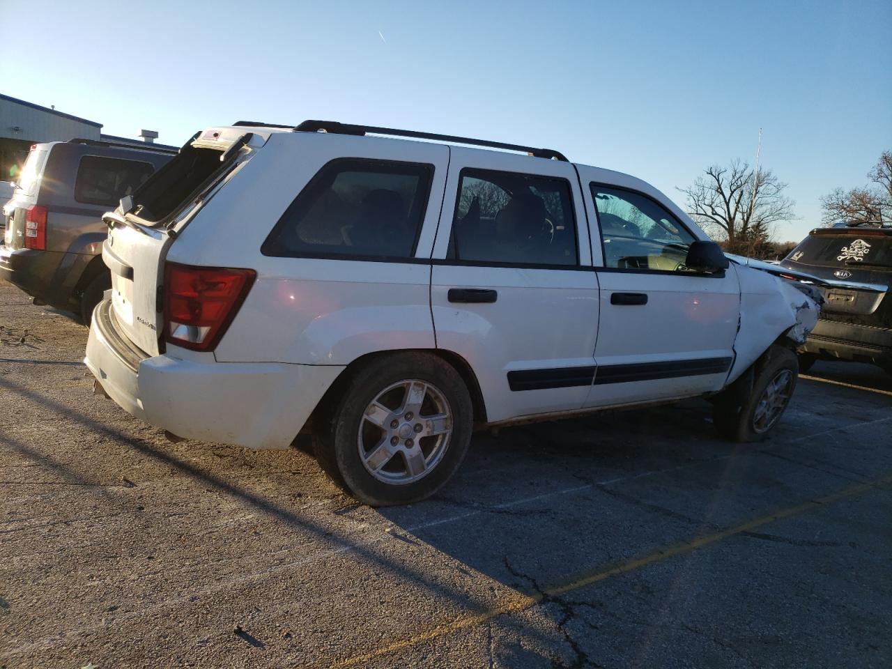 Image 3 of 2005 JEEP GRAND CHEROKEE LAREDO 2005 with VIN 1J4GR48K05C564426