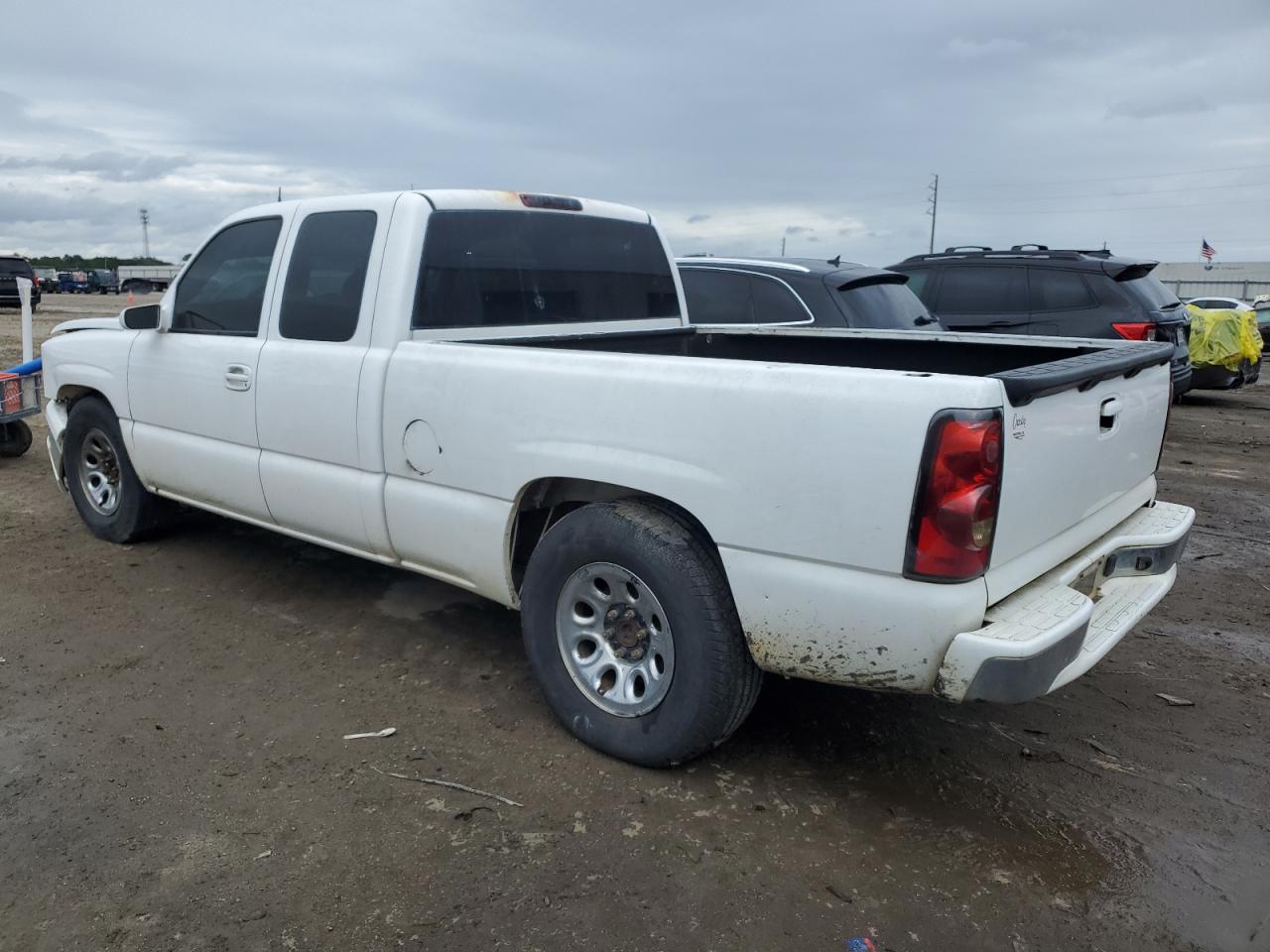 Image 2 of 2005 CHEVROLET SILVERADO C1500 2005 with VIN 2GCEC19TX51189008