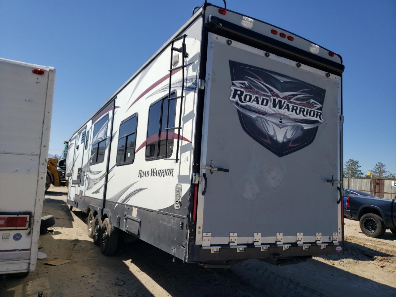 Image 2 of 2013 HEARTLAND ROAD WARRIOR 2013 with VIN 5SFCG4226DE263971