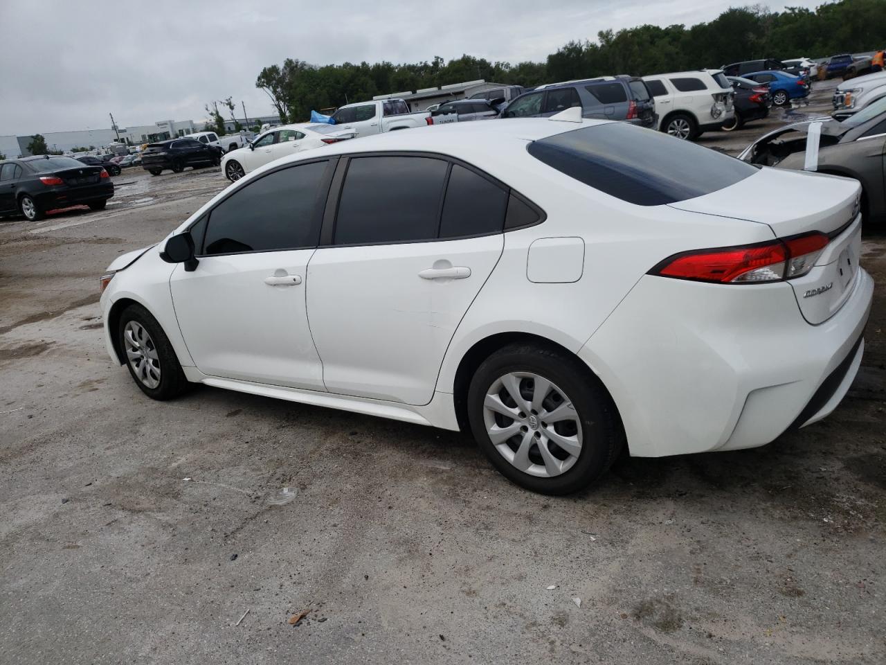 Image 2 of 2020 TOYOTA COROLLA LE 2020 with VIN JTDEPRAE4LJ055808