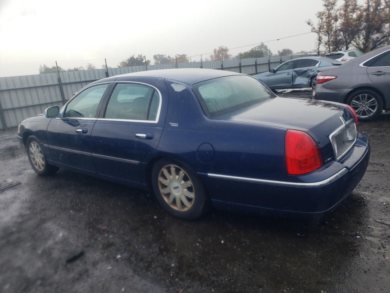 Obraz 2 z 2009 LINCOLN TOWN CAR SIGNATURE LIMITED 2009 z VIN 2LNHM82V69X612552