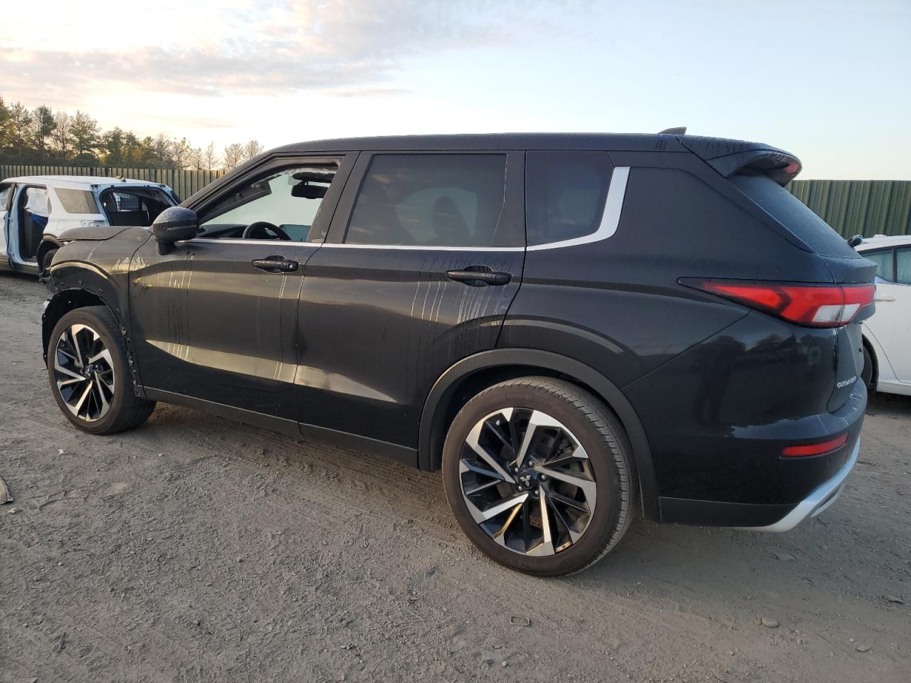 Image 2 of 2022 MITSUBISHI OUTLANDER SE 2022 with VIN JA4J3UA85NZ012908