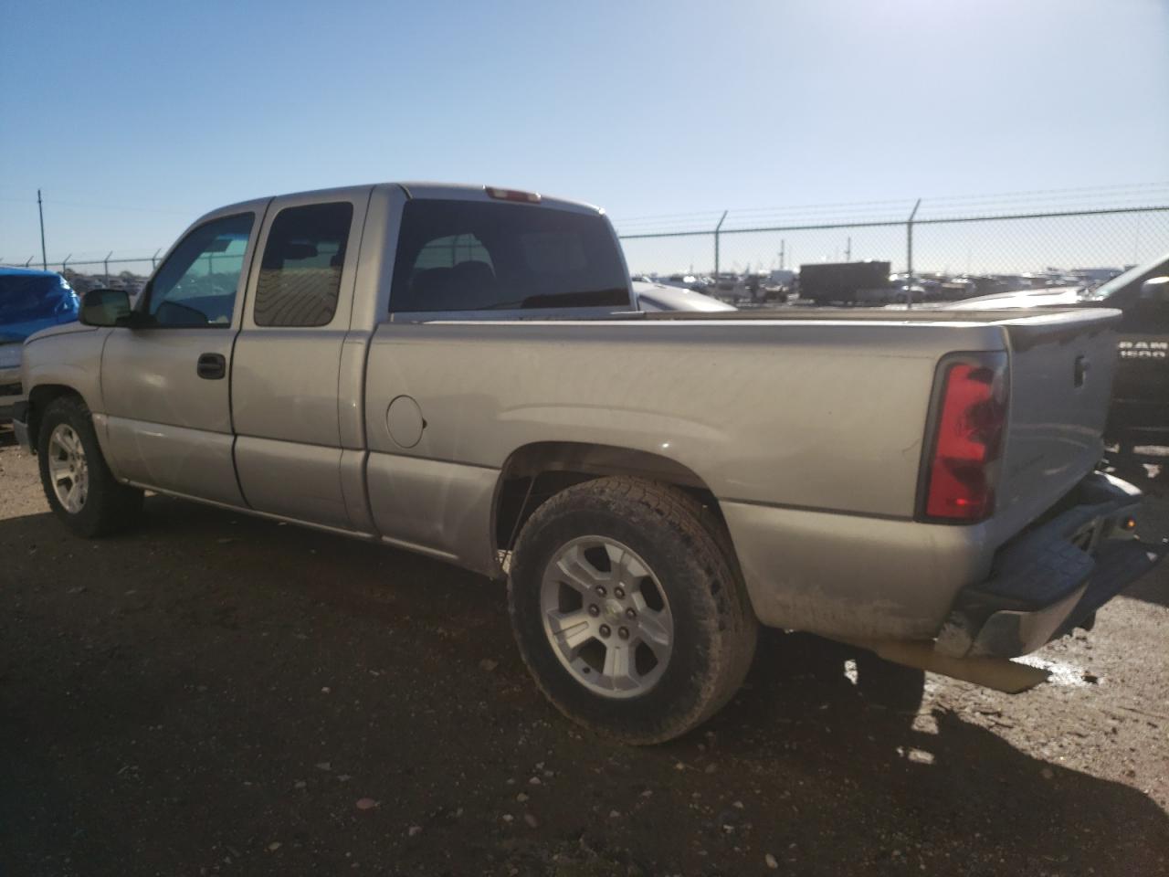 Obraz 2 z 2004 CHEVROLET SILVERADO C1500 2004 z VIN 2GCEC19T741225901